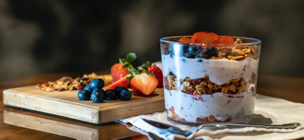 Copa de fruta con yogurt y granola
